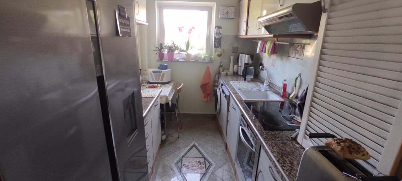 Weltoffenes Privates Gaestezimmer Bei Lgbtq Freundlichen Gastgeber Der Mit In Der Wohnung Lebt Berlin Dış mekan fotoğraf