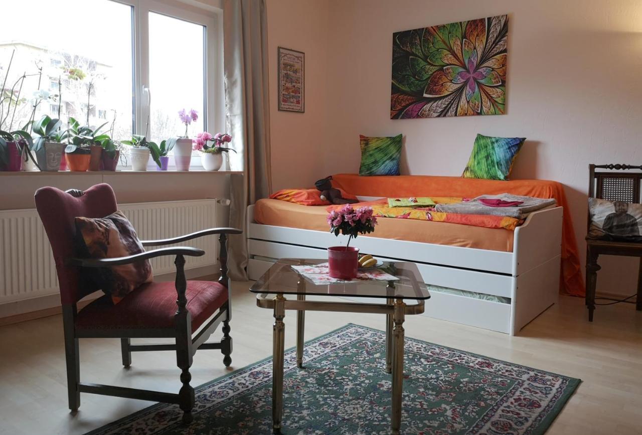 Weltoffenes Privates Gaestezimmer Bei Lgbtq Freundlichen Gastgeber Der Mit In Der Wohnung Lebt Berlin Dış mekan fotoğraf