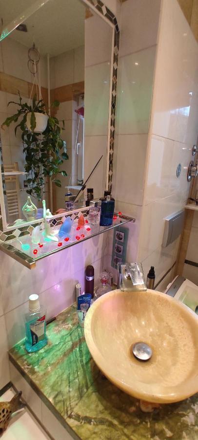 Weltoffenes Privates Gaestezimmer Bei Lgbtq Freundlichen Gastgeber Der Mit In Der Wohnung Lebt Berlin Dış mekan fotoğraf
