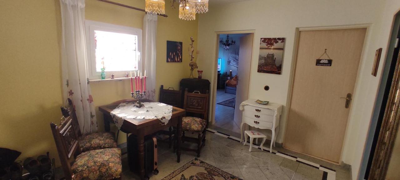 Weltoffenes Privates Gaestezimmer Bei Lgbtq Freundlichen Gastgeber Der Mit In Der Wohnung Lebt Berlin Dış mekan fotoğraf